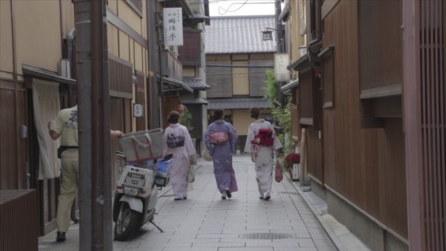 3 Japanese Women Wearing Kimono’s Walking In Gion Walk In Lane